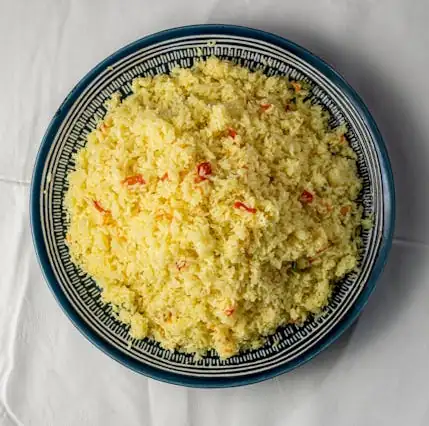 Gesunder, leckerer Zimt-Safran-Reis – ein ayurvedisches, veganes und nahrhaftes vegetarisches Gericht für eine ausgewogene Ernährung.